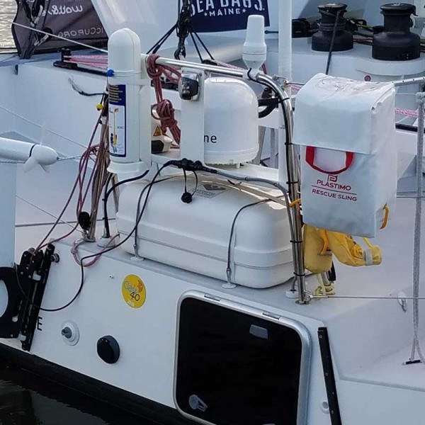 Harnais de sauvetage Rescue Sling Plastimo blanc sur balcon arrière d'un voilier - N°4 - comptoirnautique.com