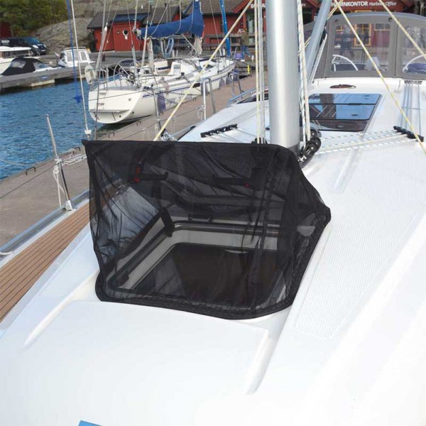 Moustiquaire extérieure pour panneau de pont ouvert waterline design 620 x 620 mm installée sur pont d'un voilier - N°6 - comptoirnautique.com