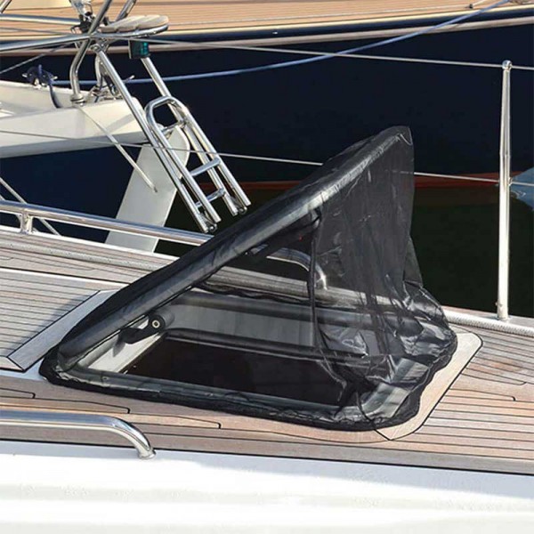 Moustiquaire extérieure pour panneau de pont ouvert waterline design 720 x 720 mm installée sur pont en teck d'un voilier - N°7 - comptoirnautique.com