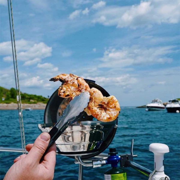 Barbecue à gaz marine Kettle Magma grillade crevettes - N°8 - comptoirnautique.com