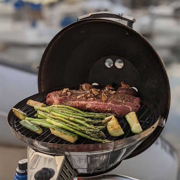 Barbecue à gaz marine Kettle 3 + réchaud Magma cuisson légumes et viande - N°11 - comptoirnautique.com