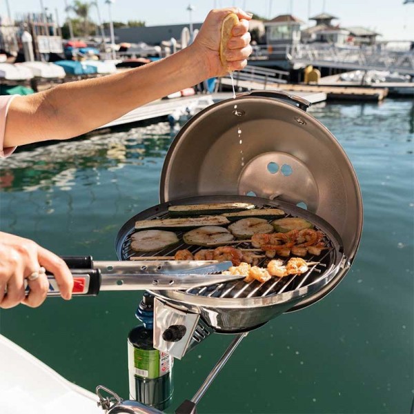 Barbecue à gaz marine Kettle 3 + réchaud Magma support par dessus le bateau - N°12 - comptoirnautique.com
