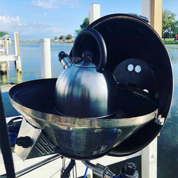 Barbecue à gaz marine Kettle 3 + réchaud Magma fonction réchaud avec une bouilloire - N°8 - comptoirnautique.com