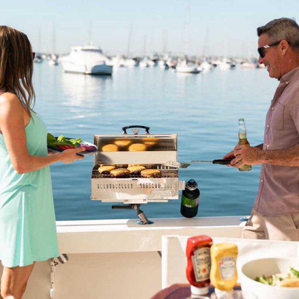 Support pour barbecue rectangle et table à découper pour porte-canne à pêche Magma avec barbecue installé - N°6 - comptoirnautique.com