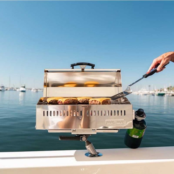 Support pour barbecue rectangle et table à découper pour porte-canne à pêche Magma avec barbecue installé et allumé - N°7 - comptoirnautique.com