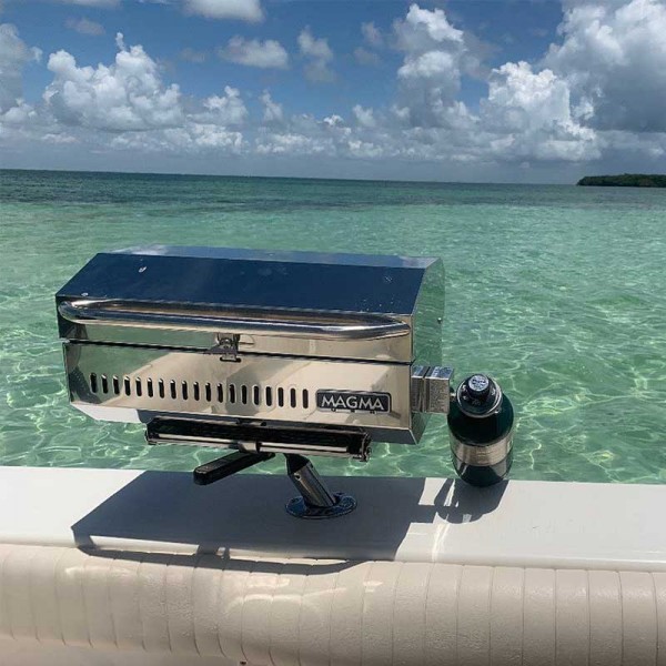 Support pour barbecue rectangle et table à découper pour porte-canne à pêche Magma avec barbecue fermé - N°9 - comptoirnautique.com