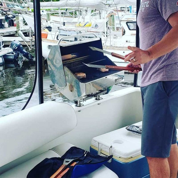 Support pour barbecue rectangle et table à découper sur plat pont barbecue allumé - N°5 - comptoirnautique.com