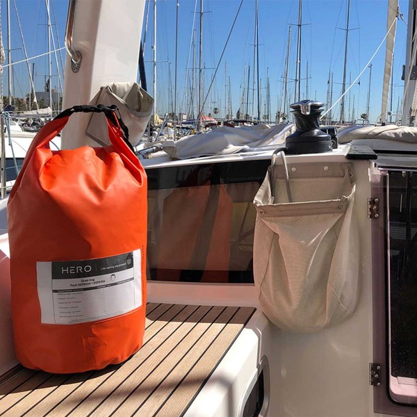 Sac de survie étanche Grab Bag 4Water sur pont voilier - N°6 - comptoirnautique.com