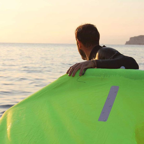 Radeau de survie hauturier compact avec armement complet +24H tente jaune fluo et bande rétroréfléchissantes - N°16 - comptoirnautique.com