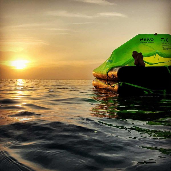 Radeau de survie hauturier compact avec armement complet +24H naufragés coucher de soleil - N°18 - comptoirnautique.com