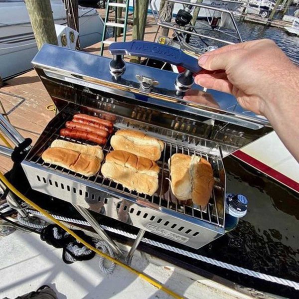 Barbecue à gaz Adventurer Cabo Magma sur support balcon arrière - N°5 - comptoirnautique.com
