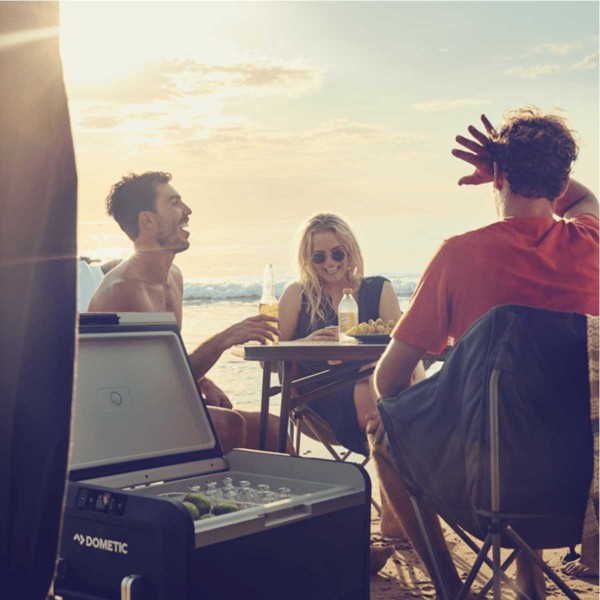 Glacière à compresseur Dometic CoolFreeze CFX3 sur la plage - N°31 - comptoirnautique.com