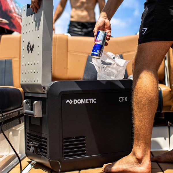 Glacière à compresseur Dometic CoolFreeze CFX3 sur un bateau et alimentée - N°33 - comptoirnautique.com