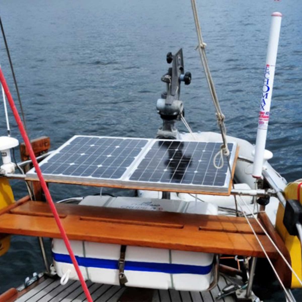 Panneau solaire BlueSolar Victron Energy Monocristallin sur pont arrière voilier - N°12 - comptoirnautique.com