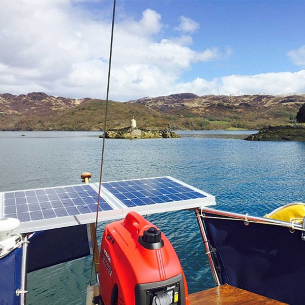 Panneau solaire polycristallin BlueSolar Victron Energy sur pont arrière voilier - N°11 - comptoirnautique.com