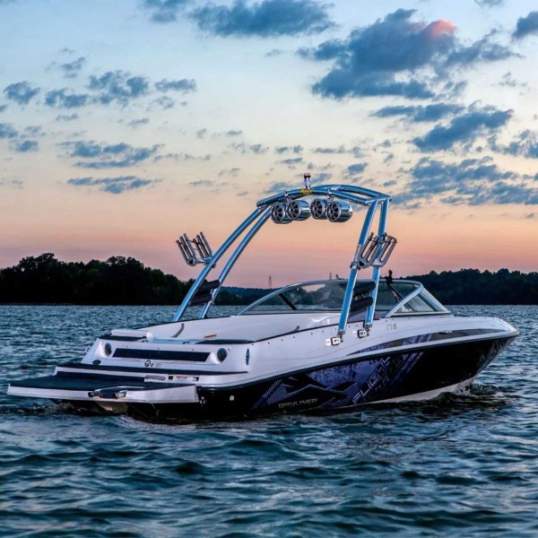 Tour de wake MTK Monster Tower montée sur bateau avec accessoires - N°11 - comptoirnautique.com
