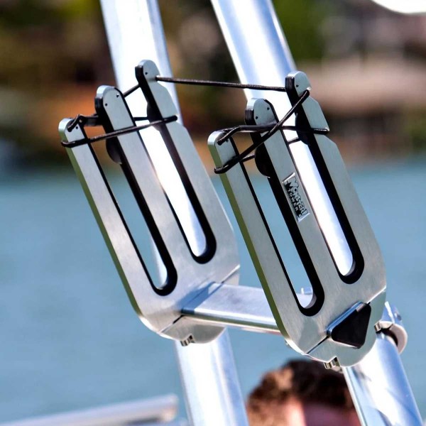 Rack de wakeboard pour tour de wake Monster Tower argent monté sur bateau - N°16 - comptoirnautique.com