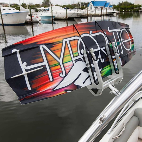 Rack de wakeboard pour tour de wake Monster Tower argent avec wakeboard monté sur tour de wake sur bateau - N°17 - comptoirnautique.com