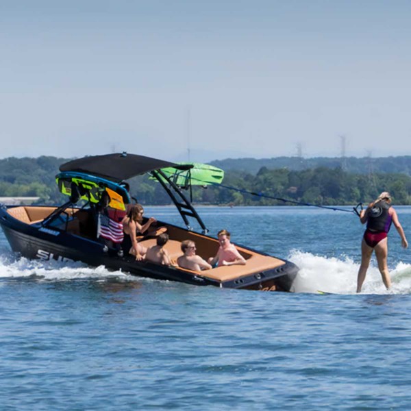 Rack de wakeboard pour tour de wake Monster Tower monté sur un bateau en navigation, session wakeboard - N°20 - comptoirnautique.com