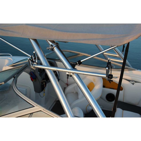 Rack de skis nautiques pour tour de wake Monster Tower monté sur une tour de wakeboard sur un bateau avec un bateau - N°10 - comptoirnautique.com