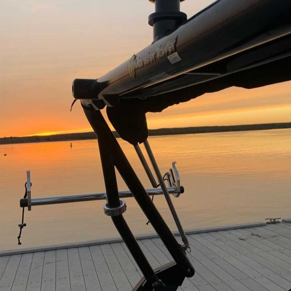 Rack de skis nautiques pour tour de wake Monster Tower de dos installé sur une tour de wake sur un bateau - N°11 - comptoirnautique.com