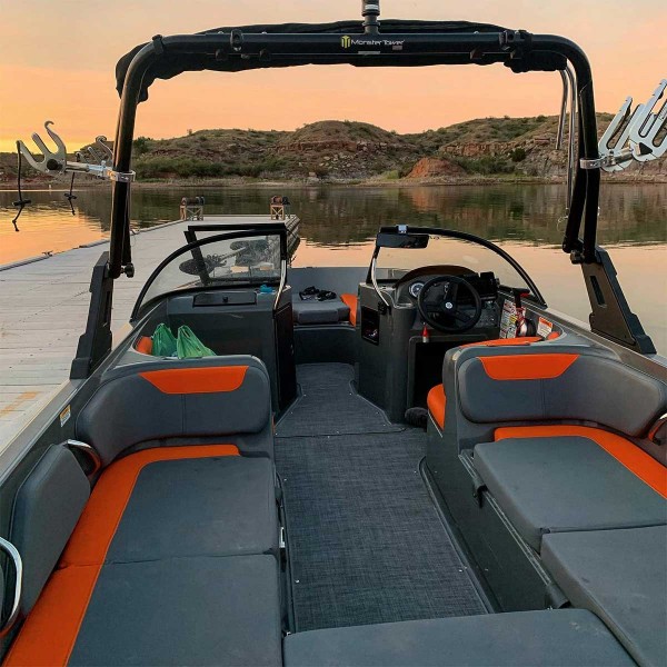Rack de skis nautiques pour tour de wake Monster Tower deux racks installés sur un bateau - N°12 - comptoirnautique.com