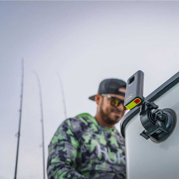 Dispositif personnel de communication par satellite Bivy Stick ACR sur support sur bateau de pêche - N°13 - comptoirnautique.com