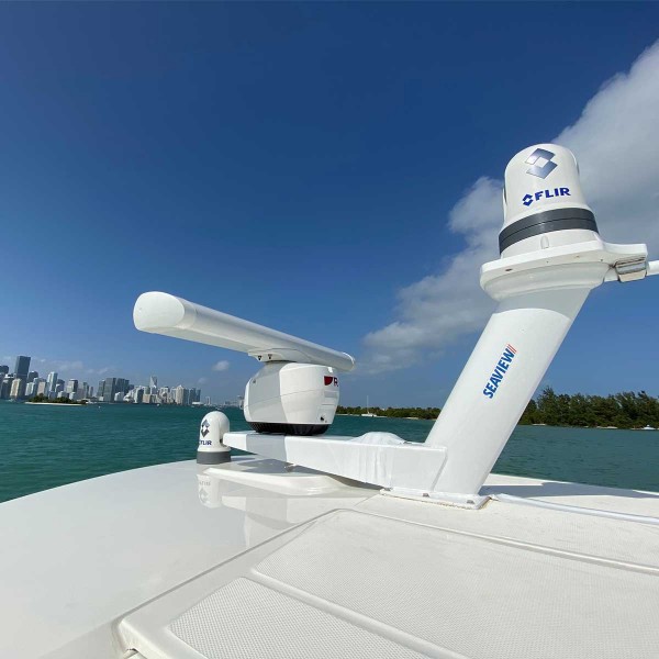 Antenne radar poutre Magnum 12kW Raymarine sur bateau de dos - N°12 - comptoirnautique.com