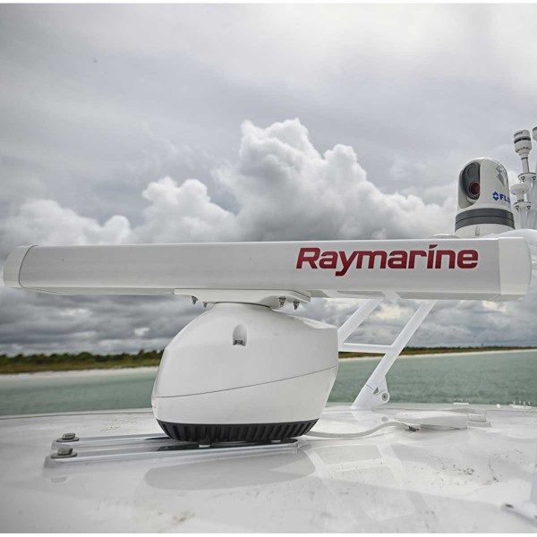 Antenne radar poutre Magnum 12kW Raymarine sur bateau de face - N°11 - comptoirnautique.com 