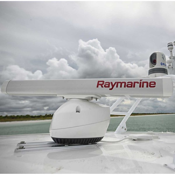 Antenne radar poutre Magnum 12kW Raymarine sur bateau de face - N°11 - comptoirnautique.com