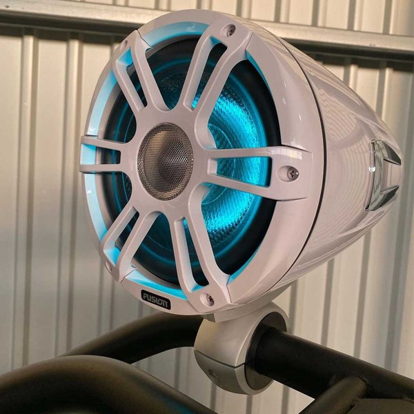 Enceintes Tower Speaker Sport 6.5" série 3i SIGNATURE Fusion installé sur une tour de wake - N°14 - comptoirnautique.com