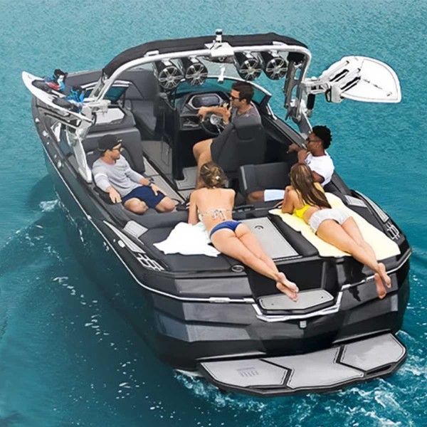 Enceintes Tower Speaker Sport 6.5" série 3i SIGNATURE Fusion sur bateau de wakeboard installé sur une tour de wake Monster Tower - N°12 - comptoirnautique.com