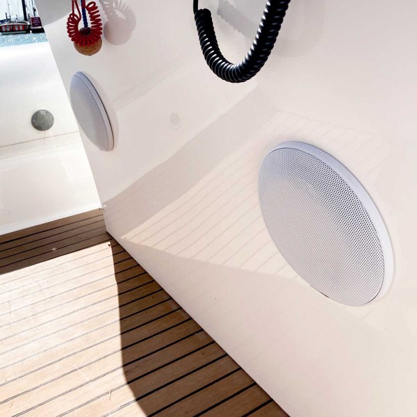 Haut-parleurs Fusion Signature Serie 3i Classic au poste de pilotage du navire - N°10 - comptoirnautique.com