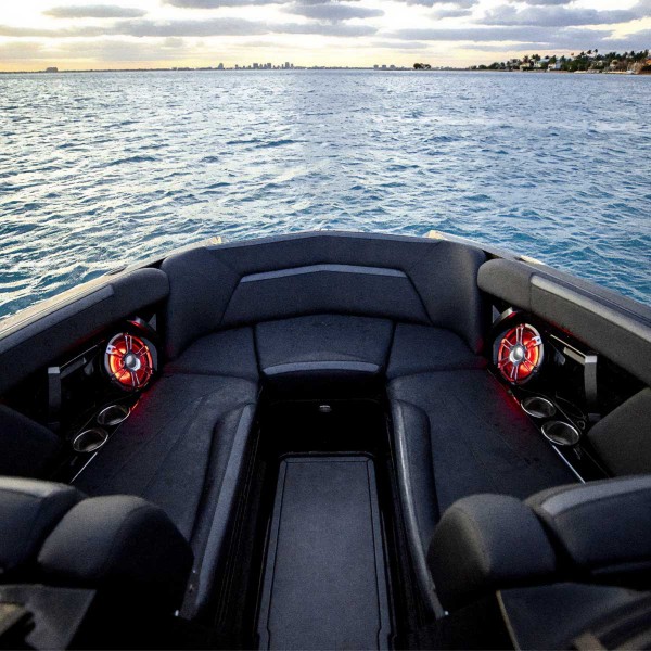 Haut-parleurs Fusion Signature Serie 3i Sport LED montés et allumés sur bateau - N°10 - comptoirnautique.com