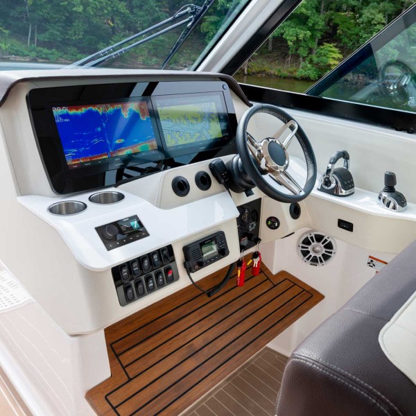 Haut-parleurs Fusion Signature Serie 3i Sport LED installés dans cockpit d'un bateau - N°9 - comptoirnautique.com
