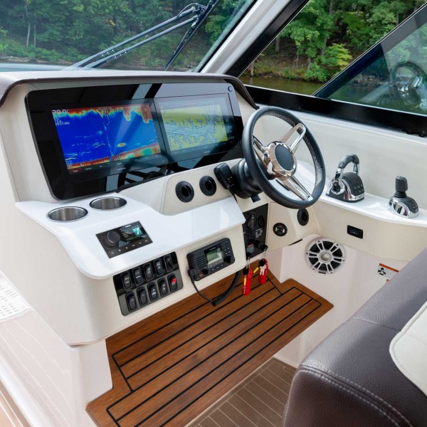 Haut-parleurs Fusion Signature Serie 3i Sport blanc installé au poste de pilotage - N°12 - comptoirnautique.com