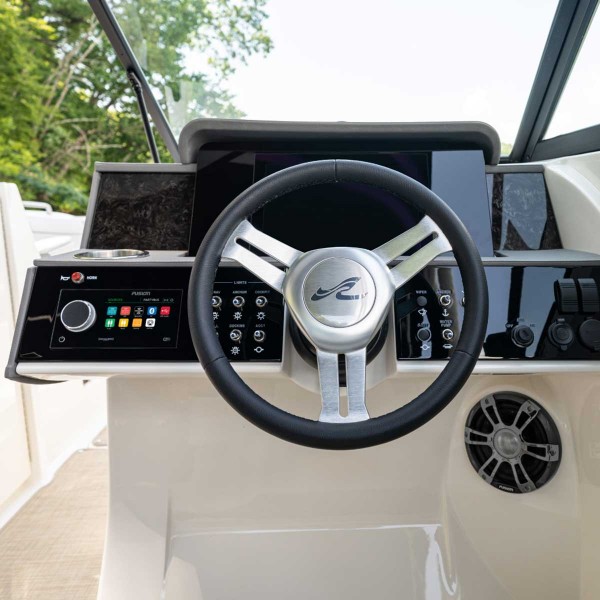 Haut-parleurs Fusion Signature Serie 3i Sport gris installé au poste de pilotage - N°13 - comptoirnautique.com