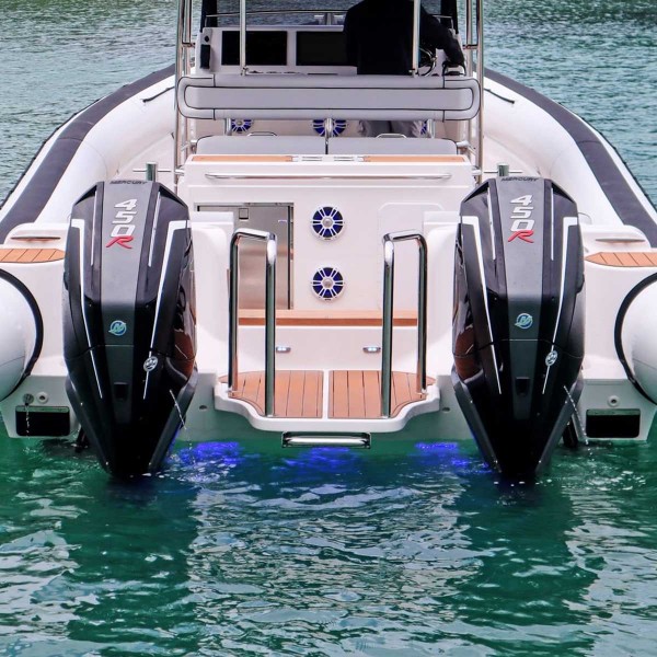 Caisson de basse Fusion Signature Serie 3i Sport montés à l'arrière d'un bateau - N°15 - comptoirnautique.com
