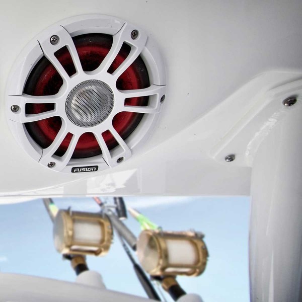 Caisson de basse Fusion Signature Serie 3i Sport à led blanc allumé en rouge installé sur bateau - N°14 - comptoirnautique.com