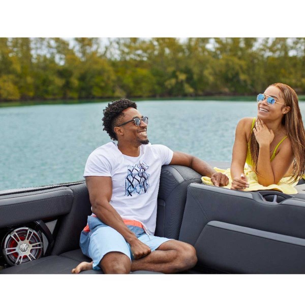 Caisson de basse Fusion Signature Serie 3i Sport avec LED allumé en rouge dans un bateau - N°18 - comptoirnautique.com
