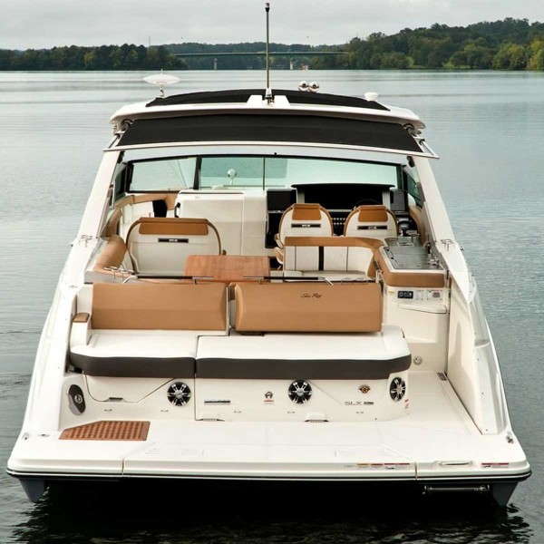 Caisson de basse Fusion Signature Serie 3i Sport intégré à l'arrière d'un bateau - N°17 - comptoirnautique.com