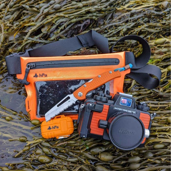 Sac banane étanche HPA posée dans l'eau - N°8 - comptoirnautique.com