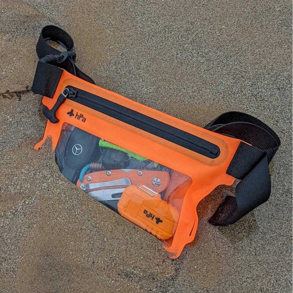 Sac banane étanche HPA posée sur la plage - N°9 - comptoirnautique.com