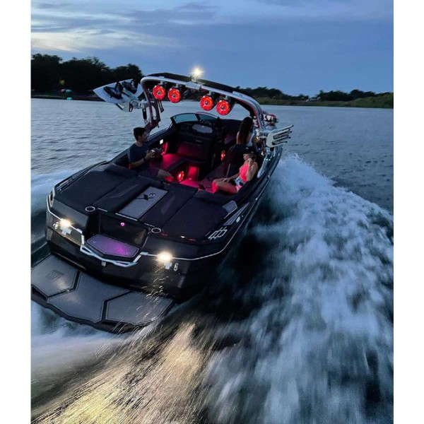 Tower Speaker Fusion Sport 8.8" série 3i SIGNATURE Gris montés sur tour de wakeboard LED allumées rouge - N°6 - comptoirnautique.com