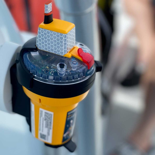 Balise de détresse EPIRB3 RescueMe Ocean Signal support de déclenchement manuel installée sur bateau - N°7 - comptoirnautique.com