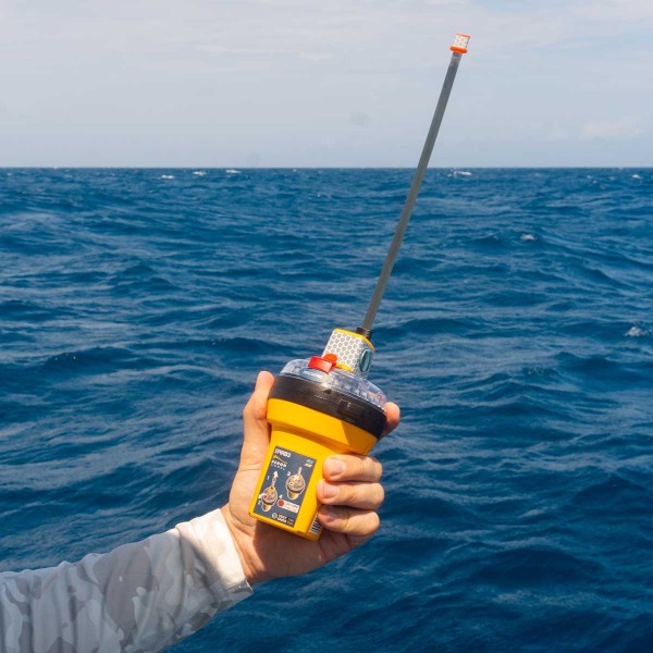 Balise de détresse EPIRB3 RescueMe Ocean Signal antenne déployée - N°10 - comptoirnautique.com