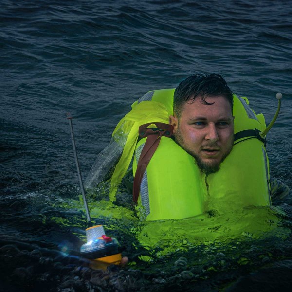 Balise de détresse EPIRB3 RescueMe Ocean Signal activée et flottante - N°11 - comptoirnautique.com