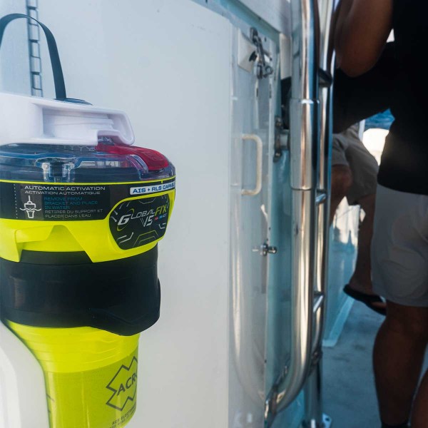 Balise de détresse ACR GlobalFix V5 (Cat. II) dans support à dégagement rapide installé sur bateau - N°6 - comptoirnautique.com