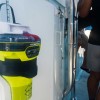 Balise de détresse ACR GlobalFix V5 (Cat. II) dans support à dégagement rapide installé sur bateau - N°6 - comptoirnautique.com