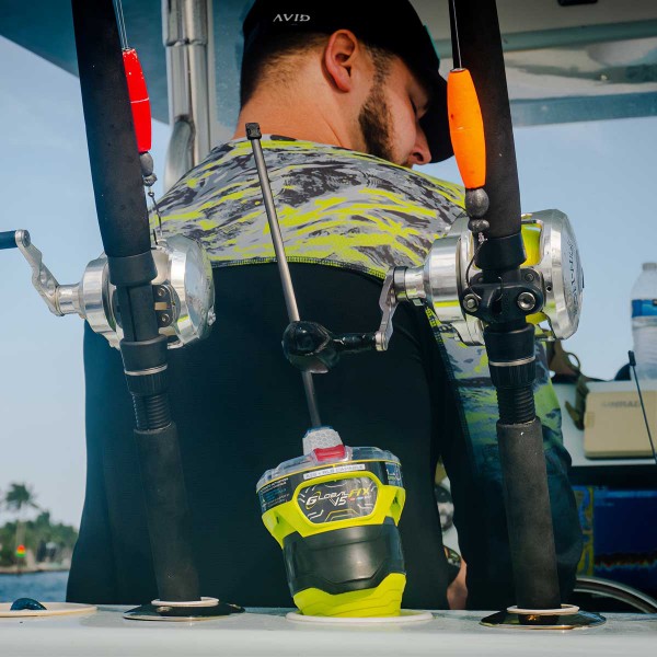 Balise de détresse ACR GlobalFix V5 (Cat. I) à déclenchement automatique antenne déployée dans porte canne bateau de pêche - N°9 - comptoirnautique.com